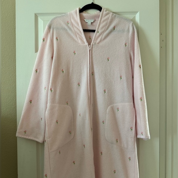 Plush Pink Robe with Embroidered Rosettes - Charter Club Intimates - Size: M - Picture 3 of 9